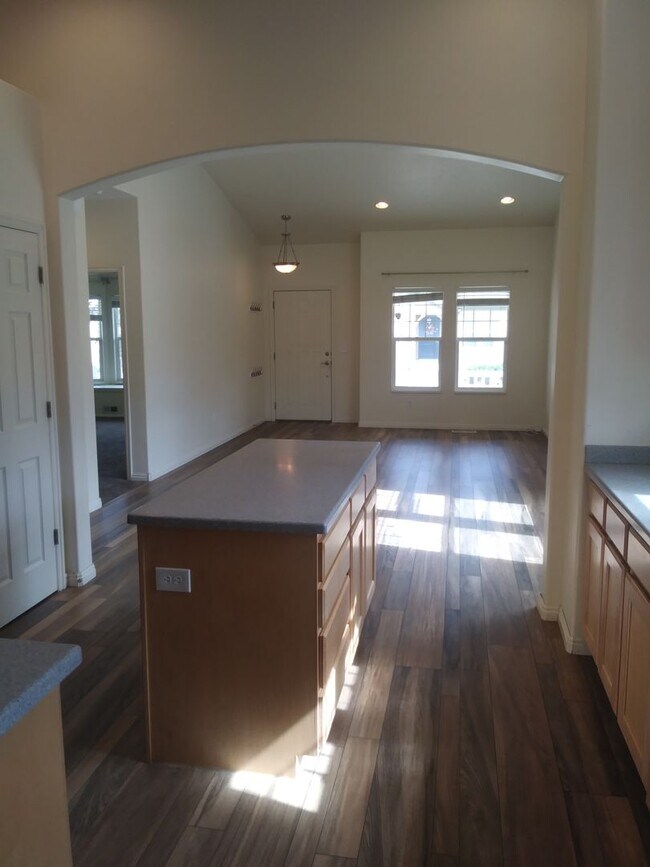 Building Photo - Gorgeous 5 Bedroom 3 Bathroom home in Lehi