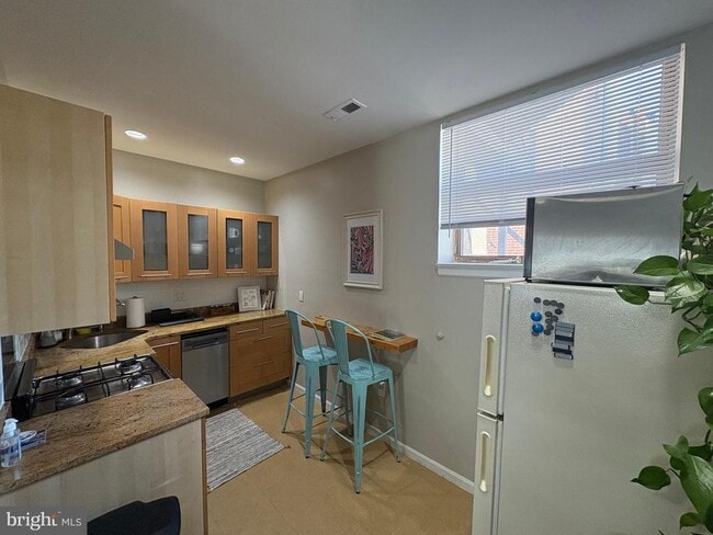 Building Photo - 725 Kater St