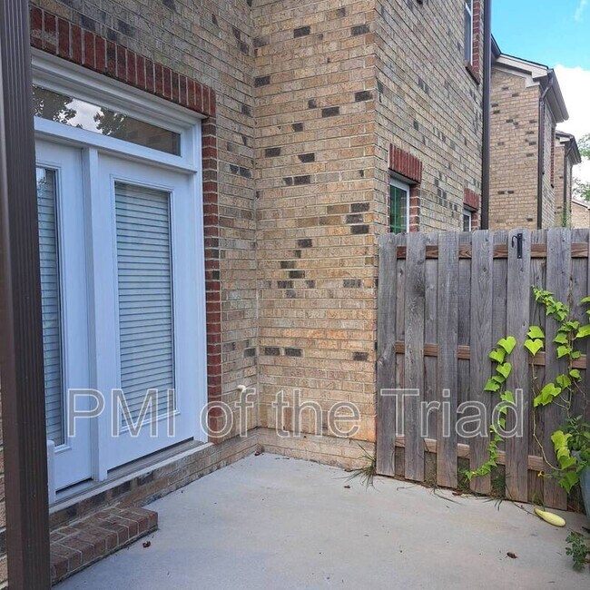 Building Photo - 811 Silver Leaf Dr