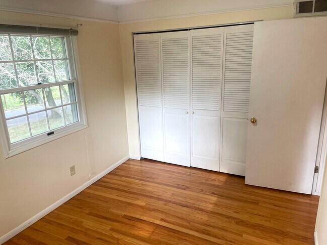 Building Photo - 1522 Cameron Dr