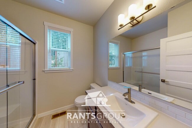Building Photo - Beautiful Home! Easy JBLM commute!