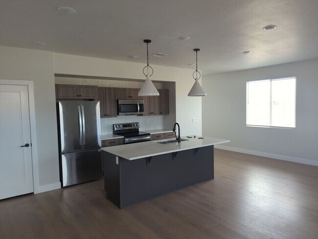 Building Photo - Spacious 4 Bedroom Townhome in Washington!