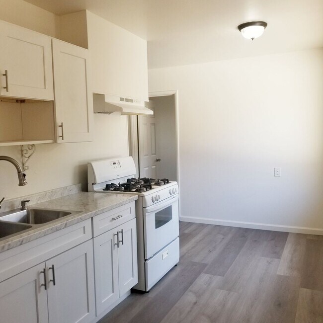 Building Photo - Cozy 2 bedroom and 1 bathroom near Port Hueneme Beach!