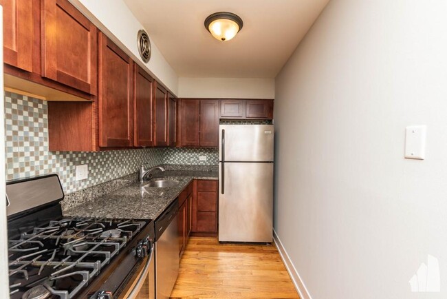 Building Photo - 1 bedroom in Chicago IL 60657