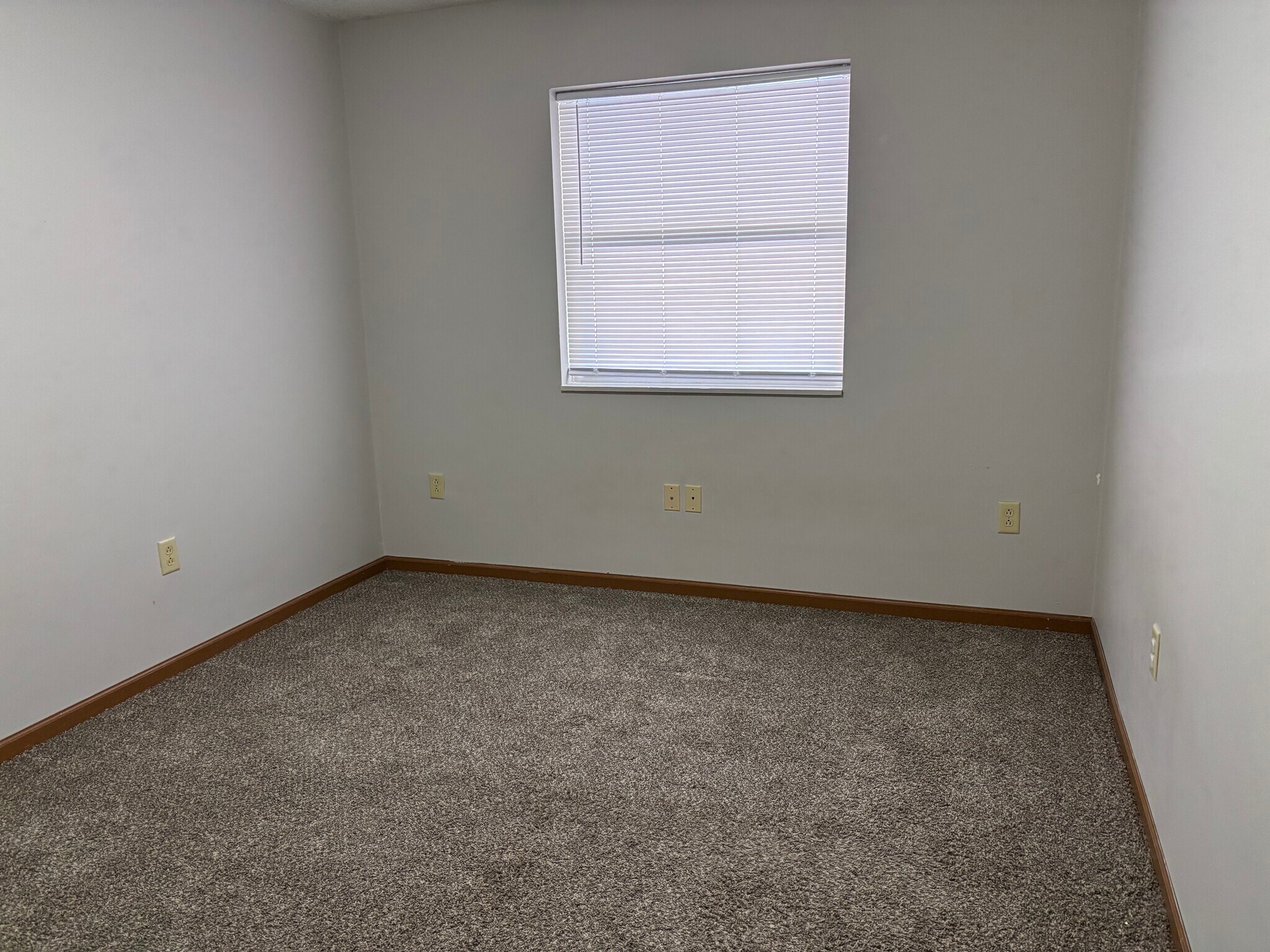 Building Photo - 4937 N River Rd