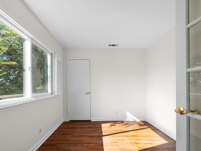 Building Photo - Townhouse-Style Single-Family