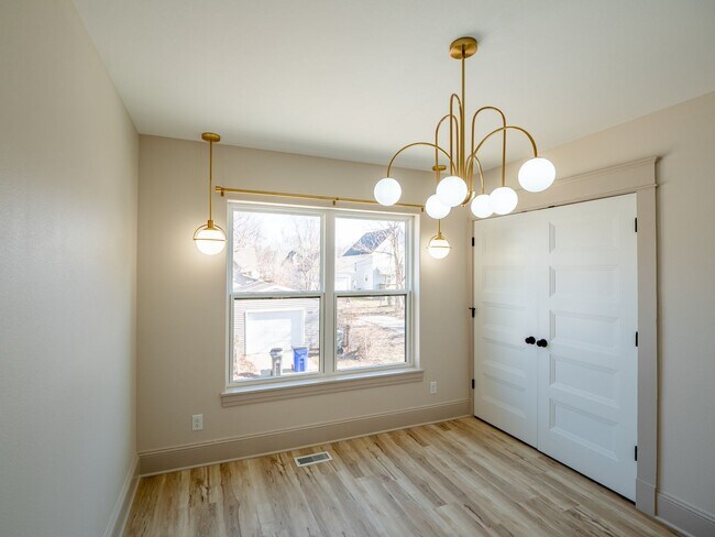 Building Photo - 922