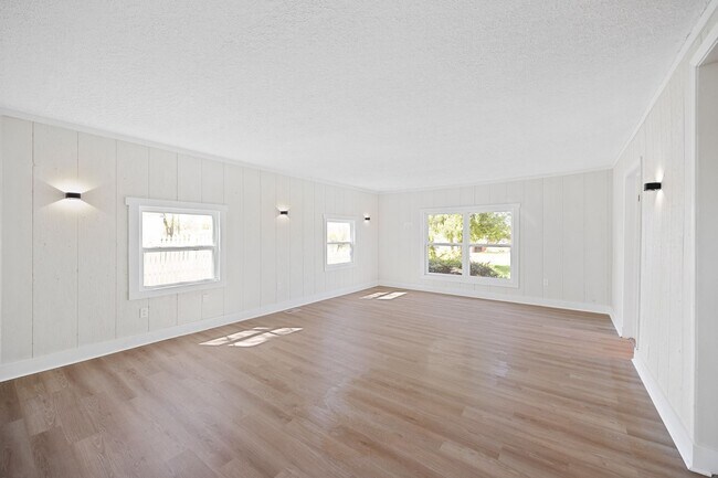 Building Photo - Dream House! Three Bedroom fully Renovated...