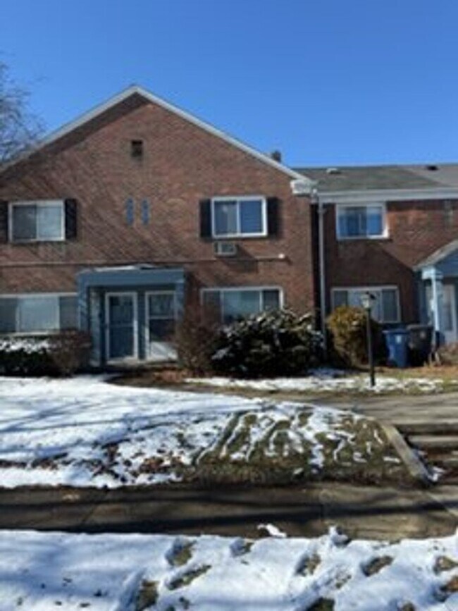 Building Photo - Updated 2-Bedroom Townhouse Near Mott Park