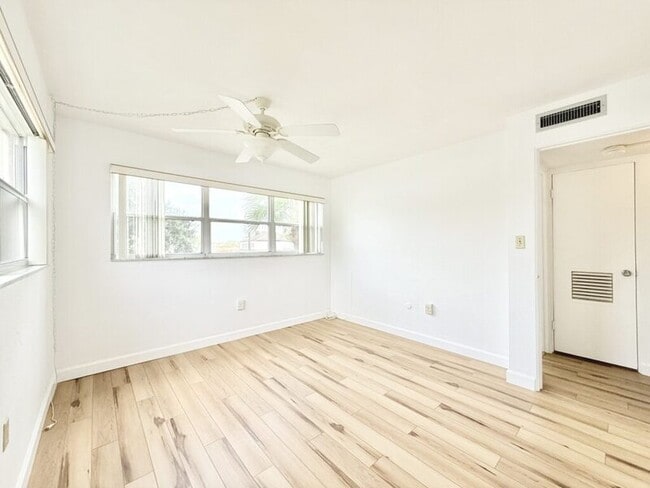 Building Photo - 445 32nd Ave N