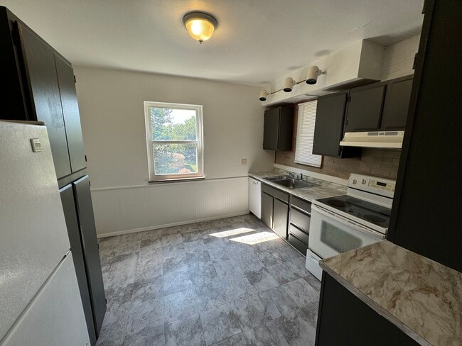 Building Photo - DELHI - Adorable 3bed 2ba brick cape cod