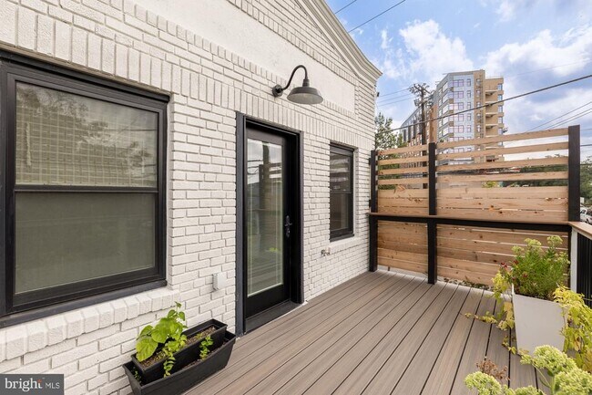 Building Photo - 336 Channing St NE