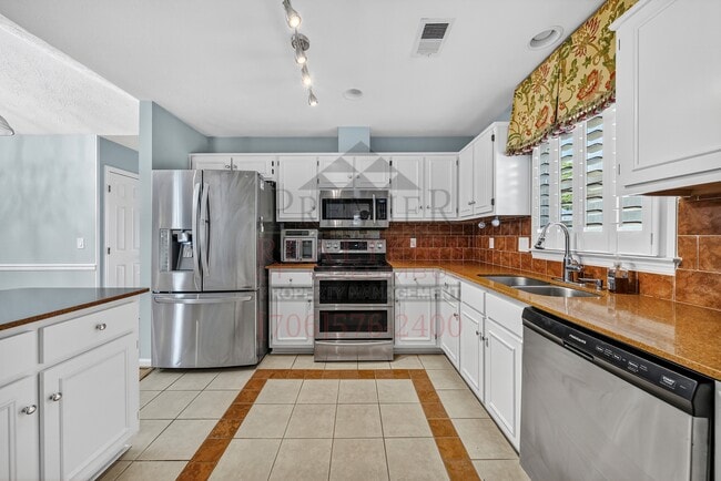 Building Photo - 7005 Robin's Nest Dr