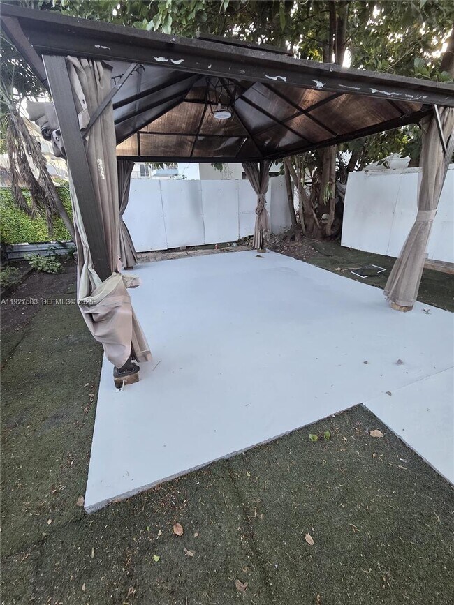 Building Photo - 568 SW 3rd St