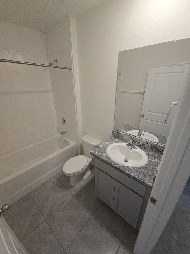Building Photo - Gorgeous 3-Bedroom, 2-Bathroom Townhouse in Bradenton