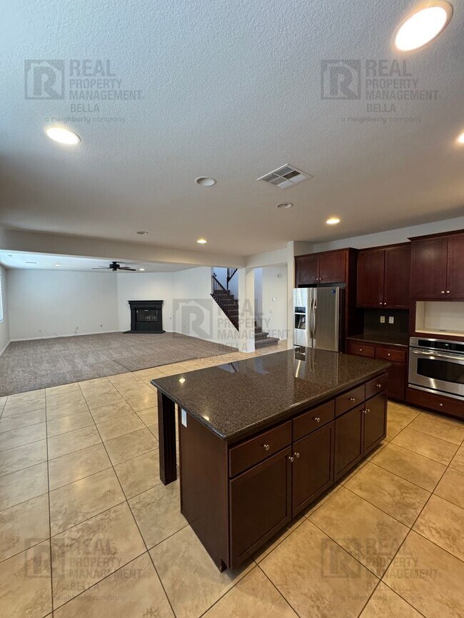 Building Photo - Huge Kitchen, Downstairs Bedroom, and More...