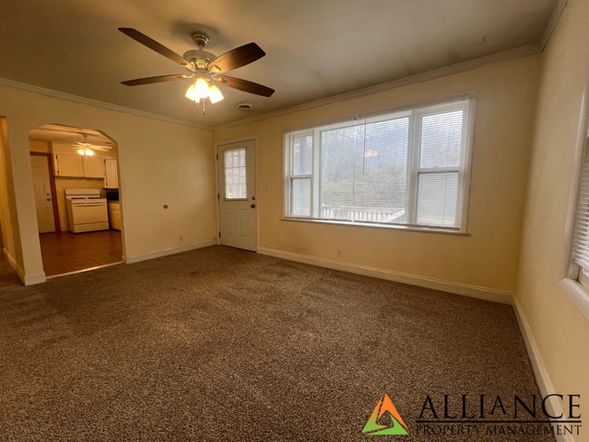 Building Photo - Cozy Home with Easy Access to Ft. Riley Blvd!