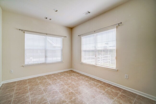 Building Photo - 4 BR/2 BA, 1 Car Garage, Charming Home in ...