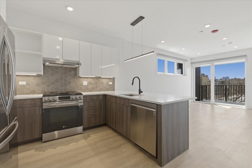 Building Photo - 948 W Sunnyside Ave