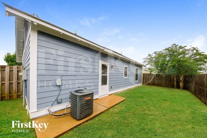 Building Photo - 601 Enclave Ln