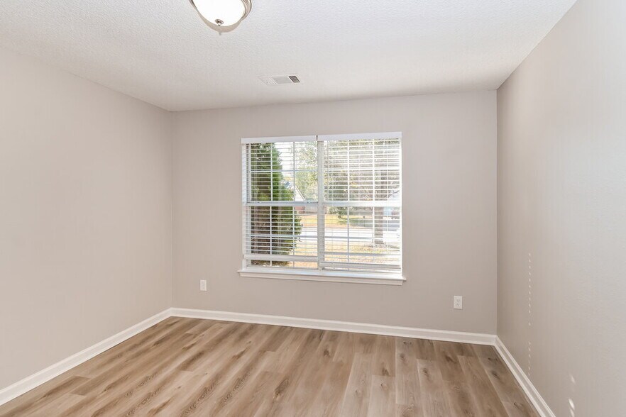 Building Photo - 190 Pine Ridge Ln