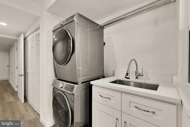 Building Photo - 2205 Observatory Pl NW