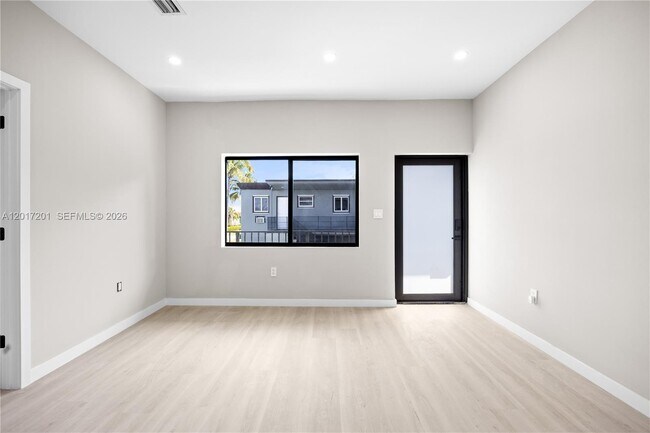Building Photo - 630 NE 166th St