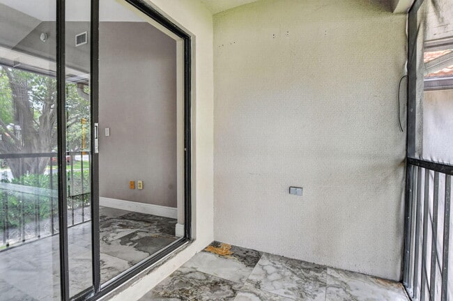 Building Photo - 301 Club Cir