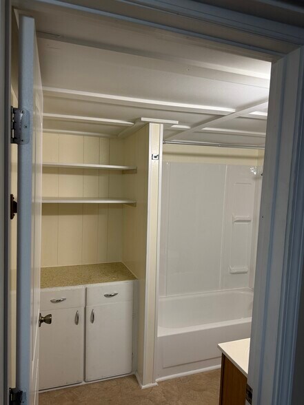 Building Photo - 606 Whiting Ave