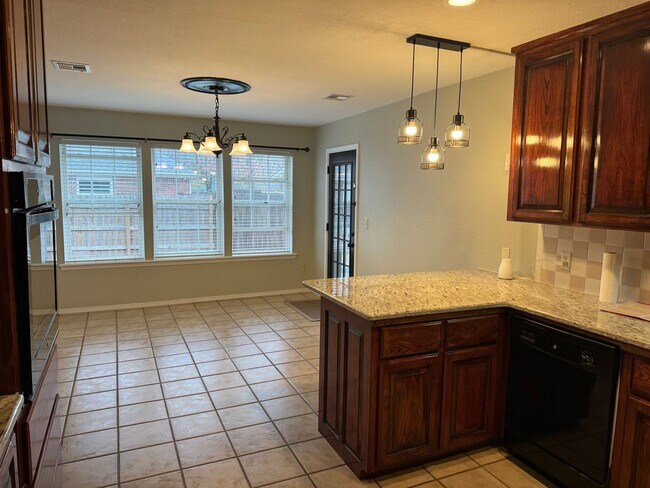 Building Photo - Immaculate home in Gentry close to schools