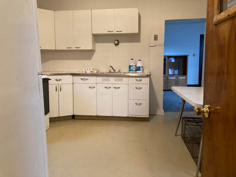 Building Photo - 3421 W Kilbourn Ave