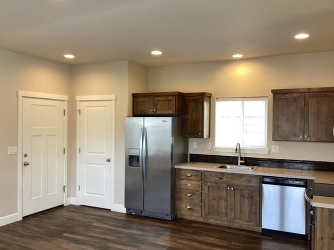 Building Photo - 1444 NW Canyon Dr