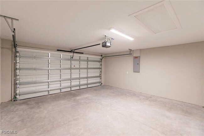 Building Photo - 902 Lytle St E