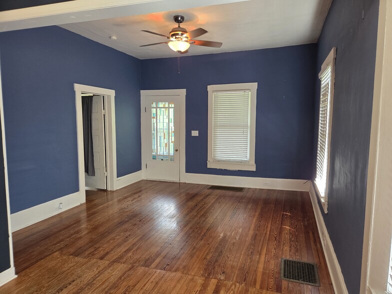 Living room - 905 E Holston Ave