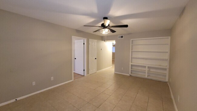 Building Photo - MOVE IN SPECIAL $500 OFF FIRST MONTH RENT-Lovely 2 bedroom apartment in Balcones Heights