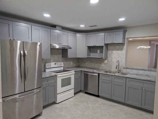 Building Photo - 3258 Continental Dr