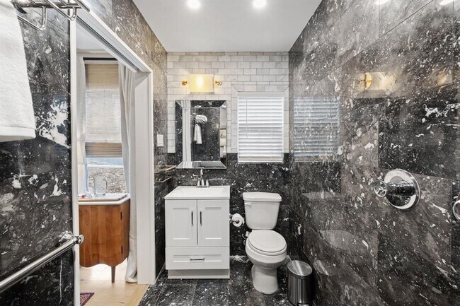 Building Photo - 5332 Balcones Dr