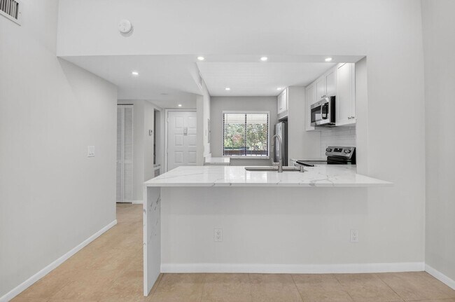 Building Photo - 6649 Somerset Dr