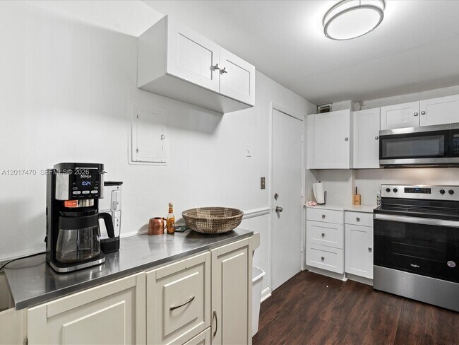 Building Photo - 5005 Collins Ave