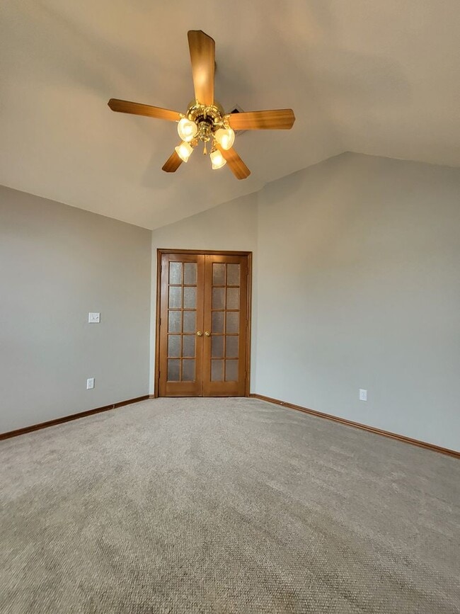Building Photo - (3) Bed/(2) Bath + Study/Office in NW Norman! Storm Shelter! Neighborhood Pool!