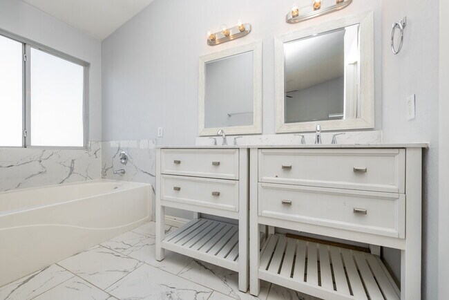 Building Photo - 704 Colonnade Row Dr