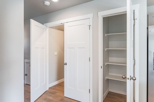 Building Photo - 3 Bed, 2.5 Bath Duplex in Royal City