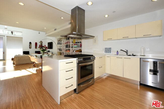 Building Photo - 1140 N Formosa Ave