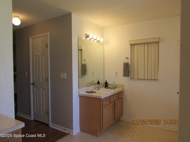 Building Photo - 534 White Plains Ave SW