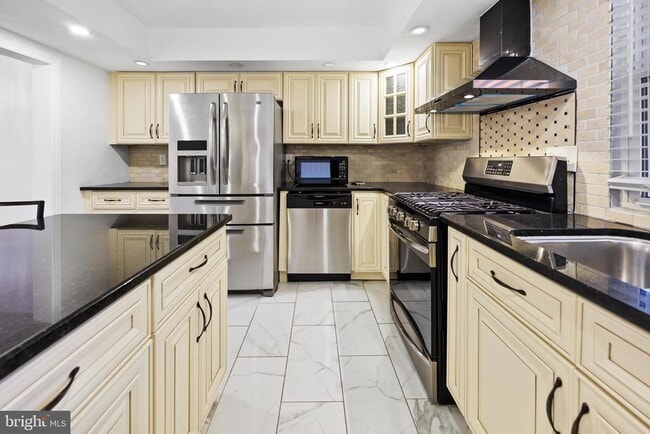 Building Photo - 24 Maple Ave