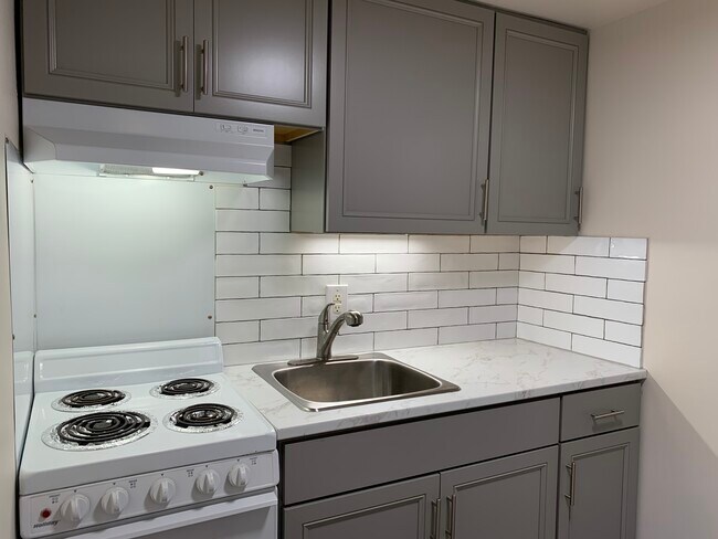 Building Photo - 208 S Elm St