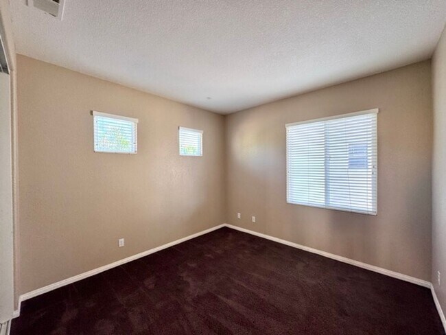Building Photo - FOR LEASE: Stunning expansive 3 Bedroom Re...