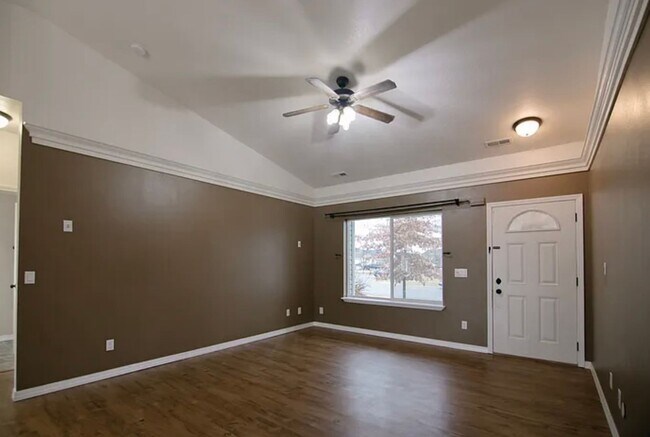 Building Photo - Charming 3-Bedroom Single-Level Home on Sp...
