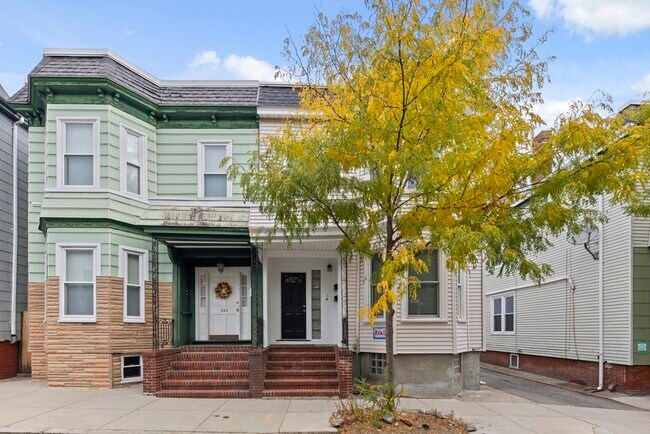 Building Photo - 503 E 6th St