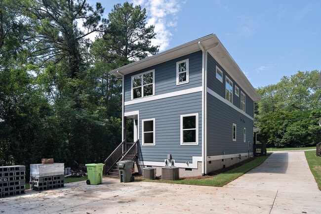 Building Photo - 1725 Crest Rd